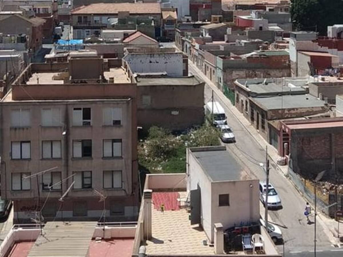 Atienden a uno de los bomberos que interviene en una cadena de incendios posiblemente intencionados en Cartagena