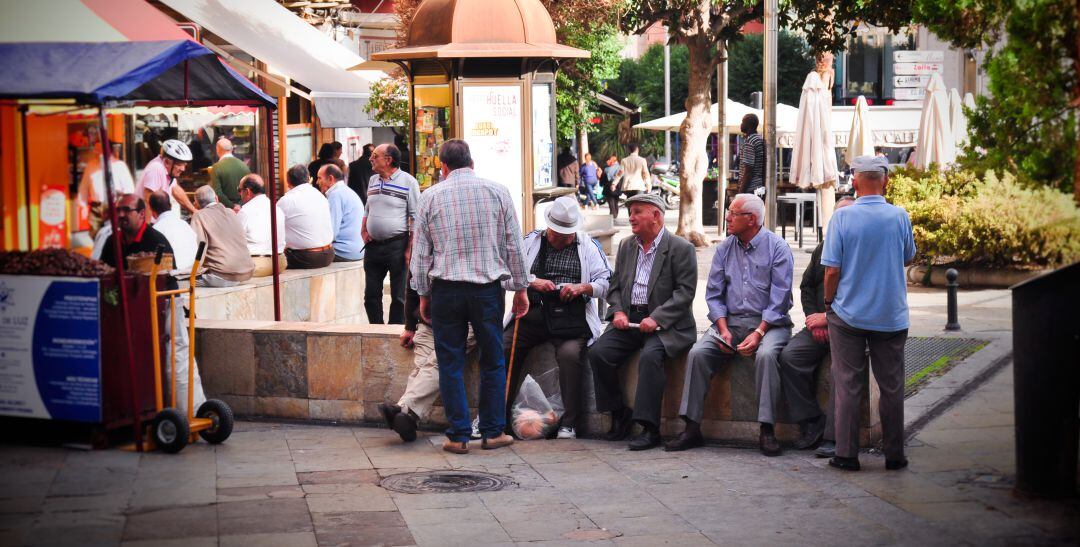 Un grupo de personas mayores en la plaza de la Constitución de la capital.