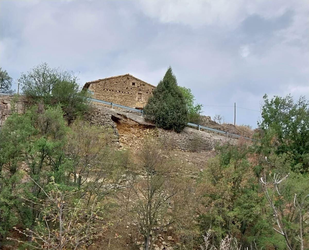 Situación de la CV-125 tras sufrir el durrumbe de un muro que obliga a mantener la carretera cortada