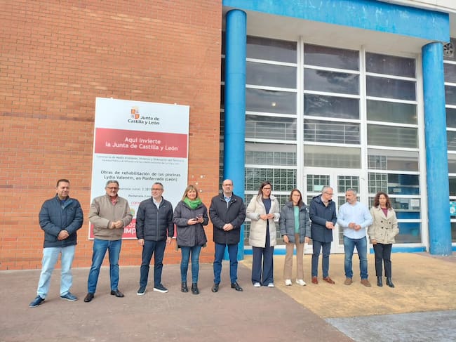 Responsables municipales frente al pabellón Lydia Valentín