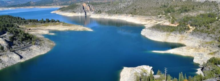 Muchos municipios ribereños del entorno de Entrepeñas y Buendía tienen que ser abastecidos en verano por camiones cisterna.