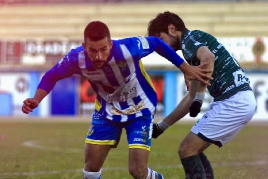 El centrocampista mejicano de la Arandina, Javier Junyent, durante el reciente partido ante el Guijuelo en El Montecillo