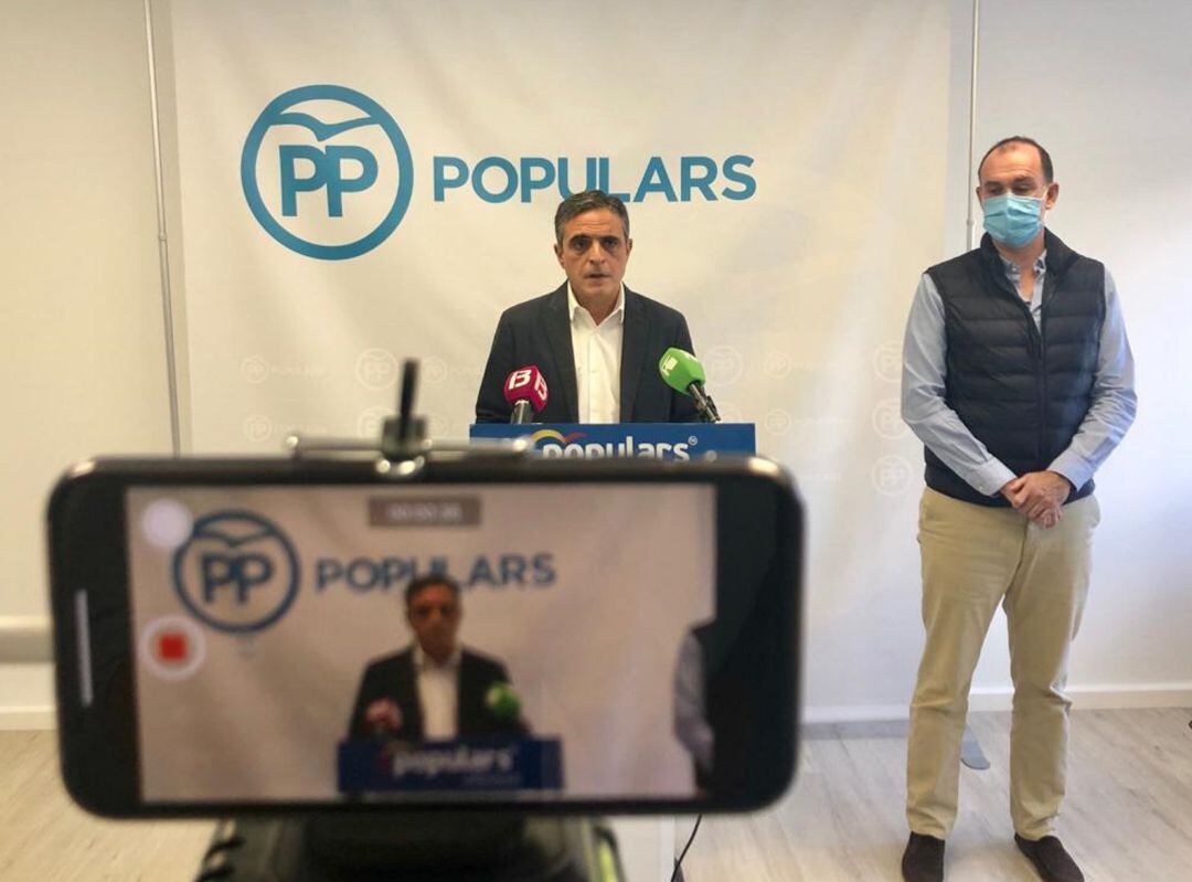 Marí Bosó explicando la propuesta que llevarán al próximo pleno