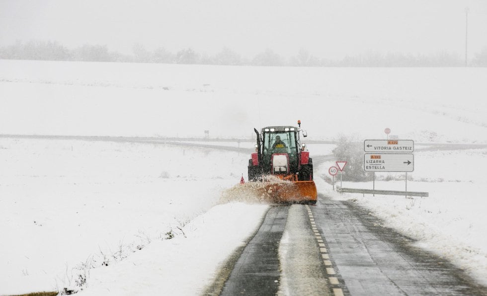 Un tractor limpia la carretera de acceso a la aldea de Aberasturi, en la zona rural de Vitoria, durante una mañana en la que la Llanada Alavesa ha recibido intensas precipitaciones de nieve.