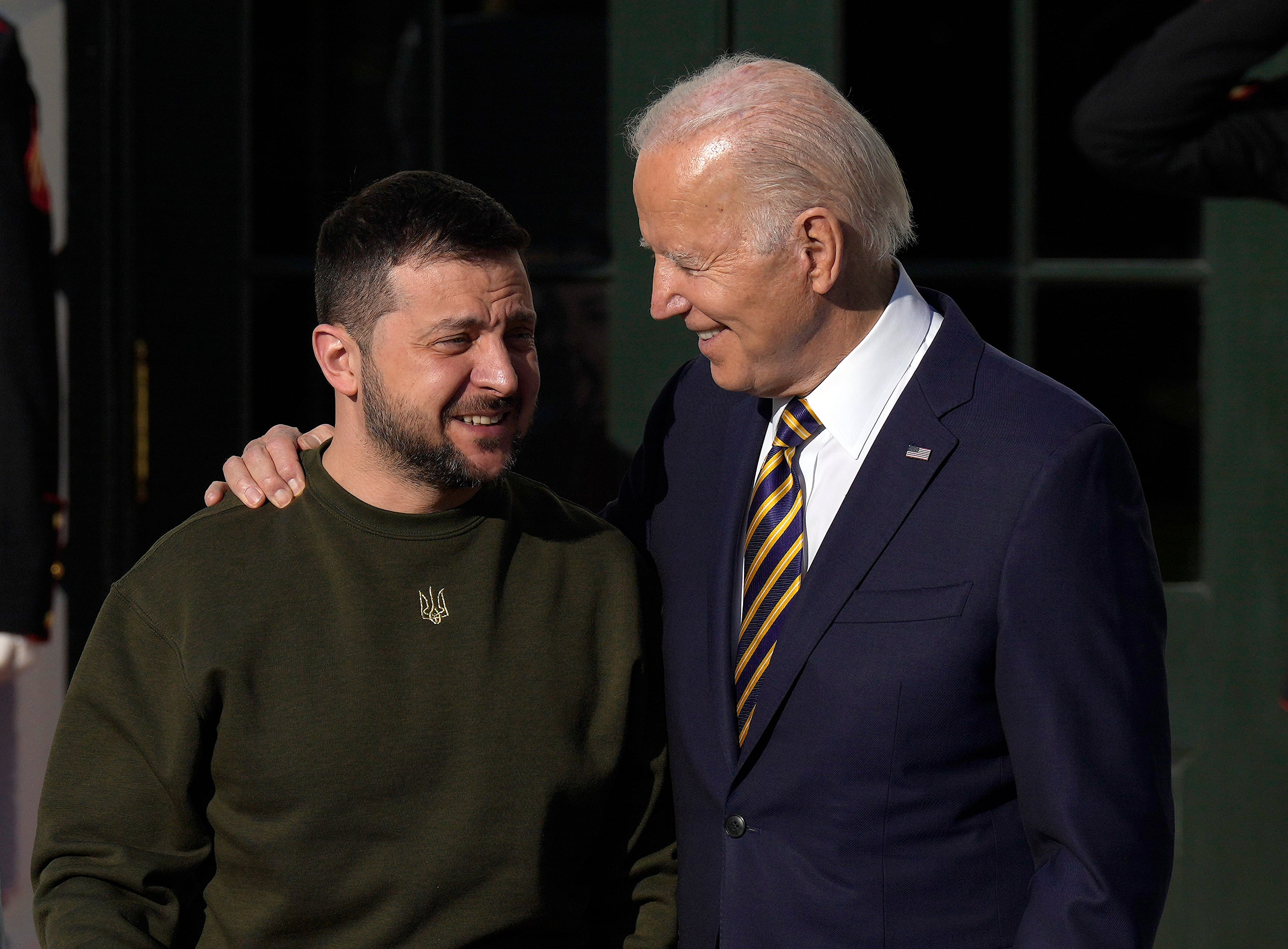 El presidente de Ucrania, Volodímir Zelenski, con el presidente de EEUU, Joe Biden, en la Casa Blanca en su primer viaje fuera de Ucrania desde que empezó la guerra.