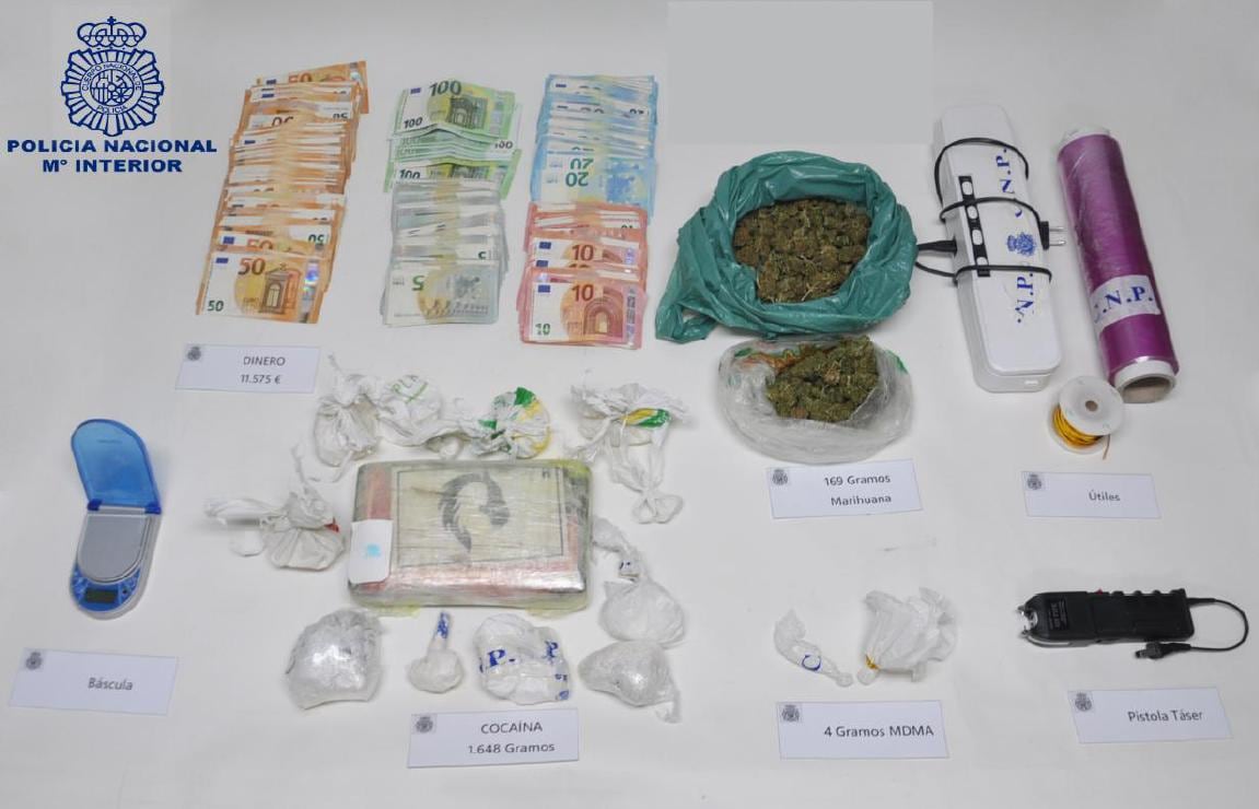 Se han intervenido 1.648 gramos brutos de cocaína, 190 gramos de marihuana y 11.575 euros en efectivo, útiles para el procesamiento de la droga, un vehículo y una pistola táser