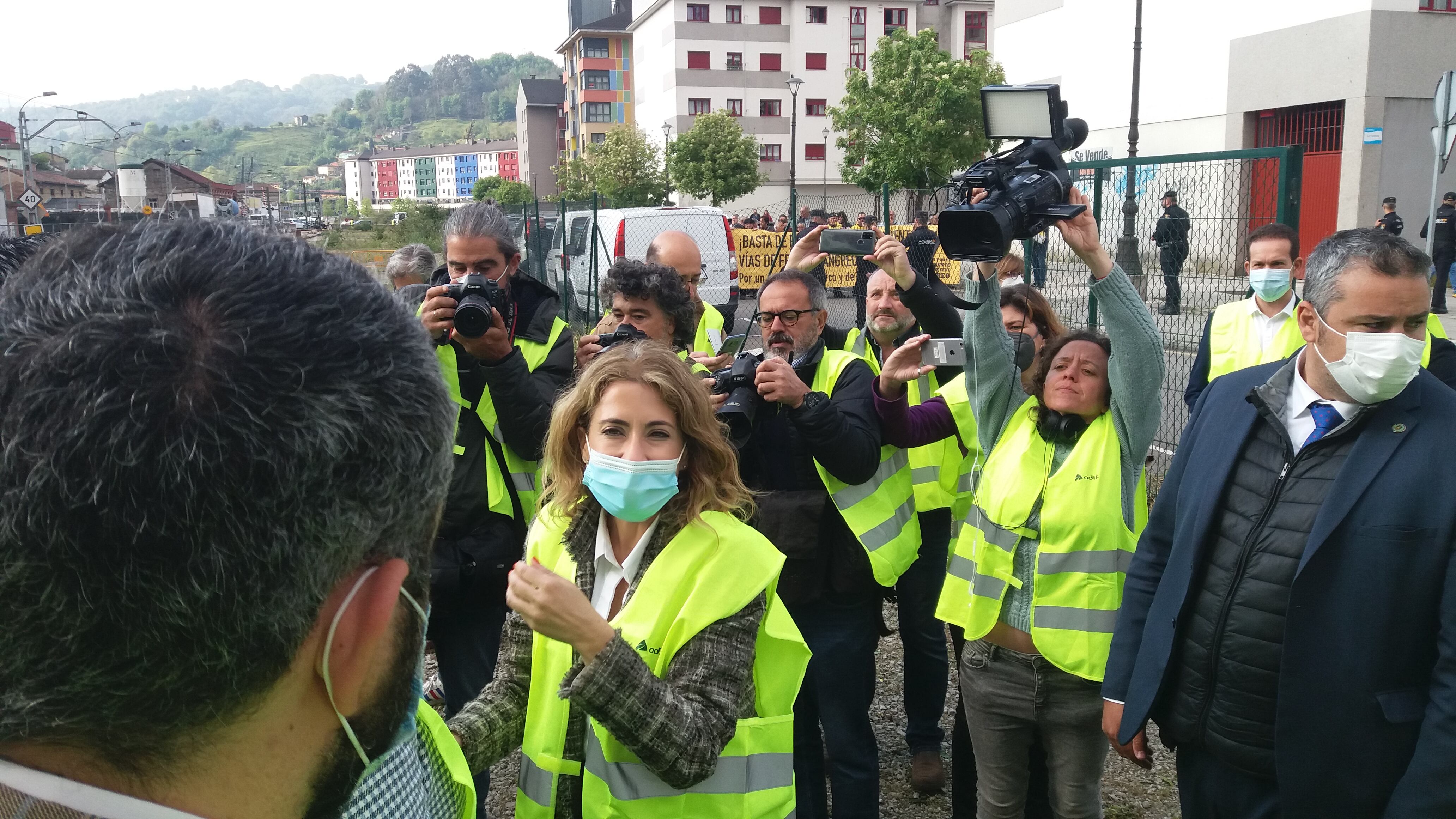 La ministra quiso acercarse a los vecinos que se manifestaban para comprometerse personalmente al reinicio de las obras.