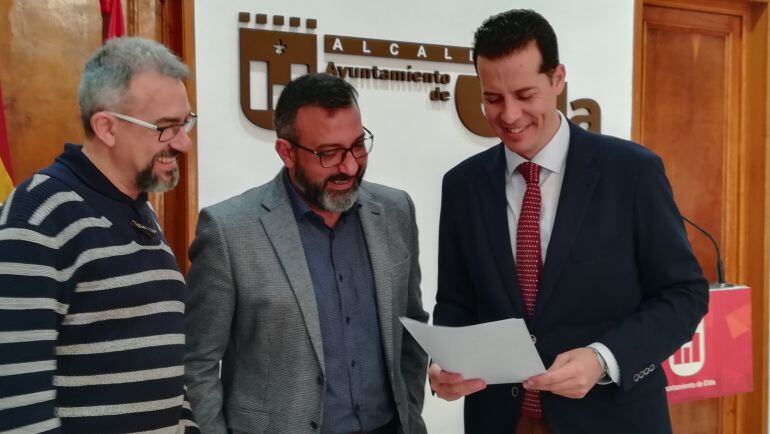 El alcalde de Elda, junto con el edil y el jefe de Recursos Humanos del Ayuntamiento 