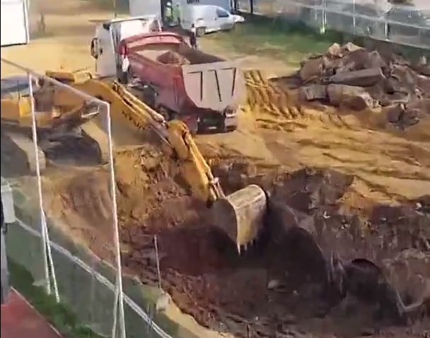 Captura de pantalla del vídeo de un vecino de la zona mientras actuaba la excavadora de la obra en la que apareció la estructura de parte de un posible acueducto (@Alvaropmg98)