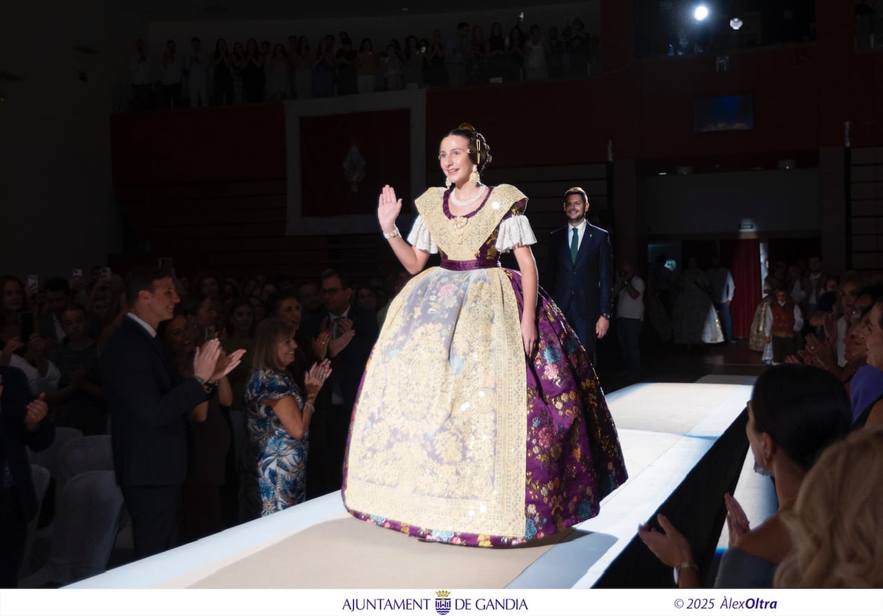 Triana Benavent al cruzar la pasarela.