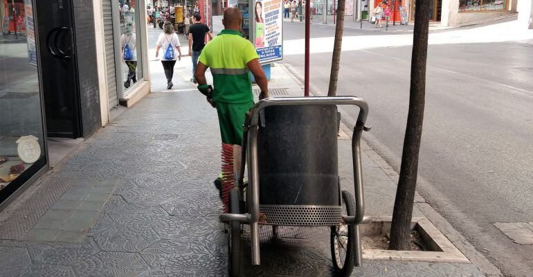 Un barrendero en la calle Virgen de la Capilla de Jaén.