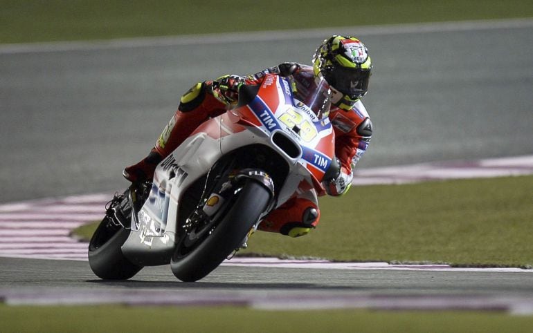 Andrea Iannone de Ducati durante los entrenamientos libres en el circuito International de Al Losail en Doha.