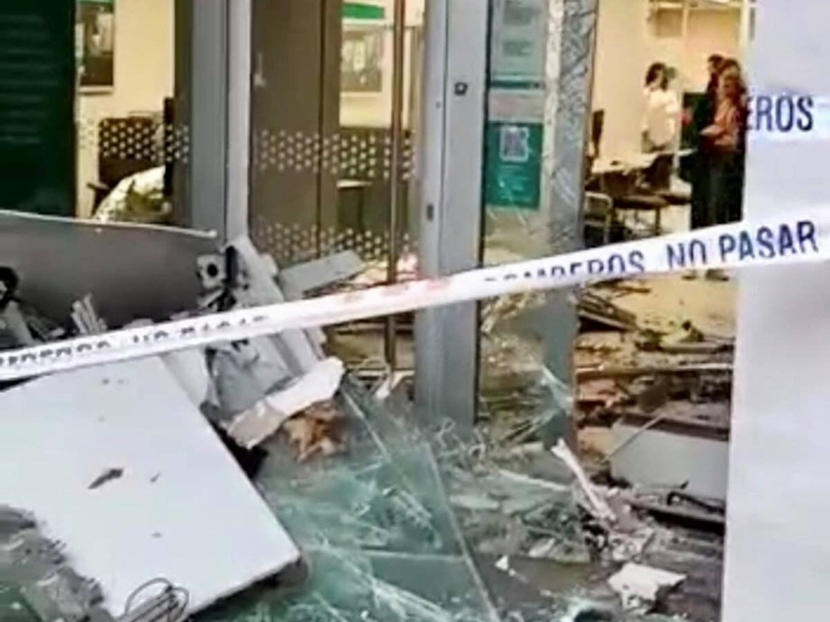 Revientan con explosivos un cajero automático en Málaga provocando destrozos en todo el banco y parte del edificio