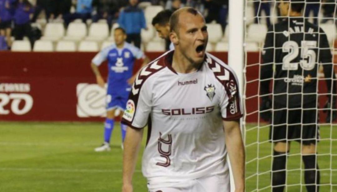 Zozulia celebra un gol con el Albacete