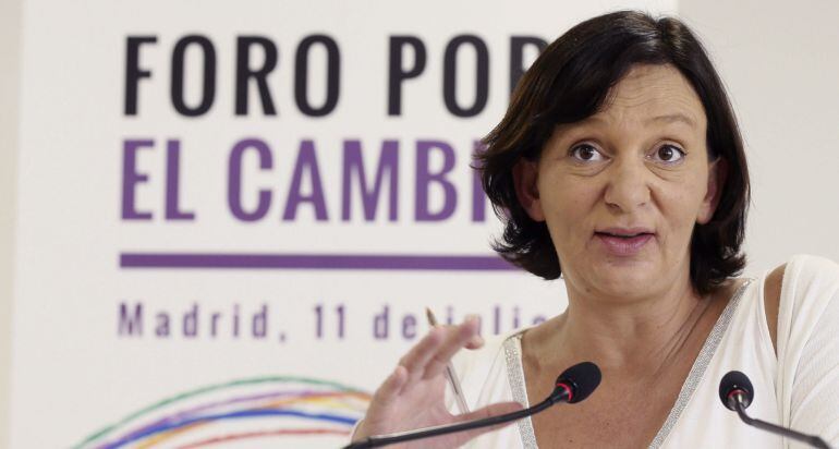 La secretaria de Análisis de Podemos, Carolina Bescansa, durante una rueda de prensa.