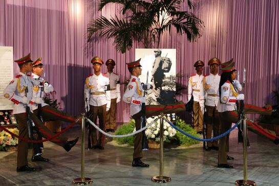 Un grupo de soldados custodia el altar del líder cubano Fidel Castro hoy, lunes 28 de noviembre de 2016, durante su homenaje póstumo