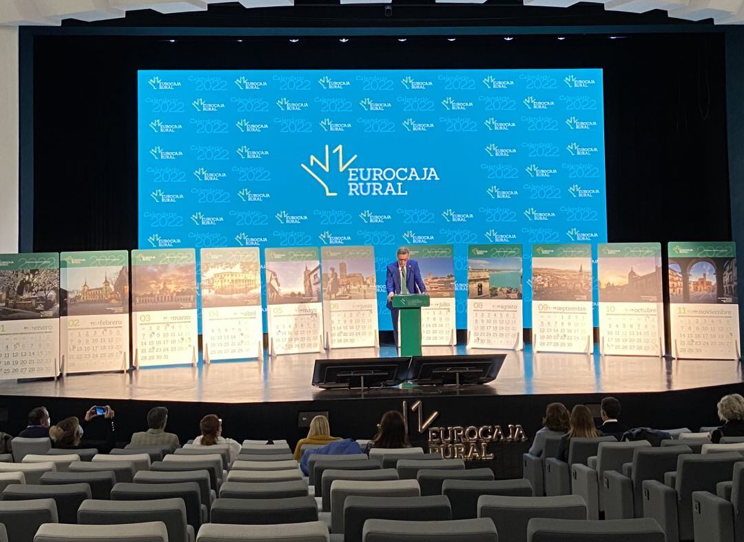 El director general de Eurocaja Rural Víctor Manuel Martín presenta el nuevo calendario 2022