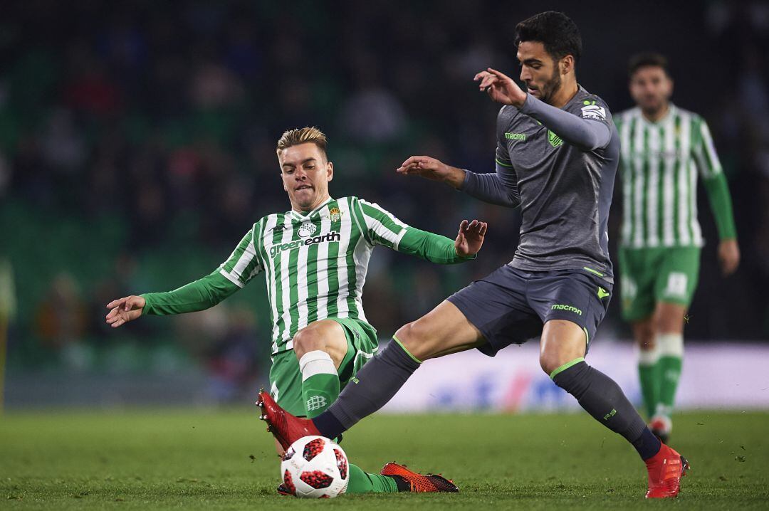 Merino pugna por un balon con el bético Lo Celso