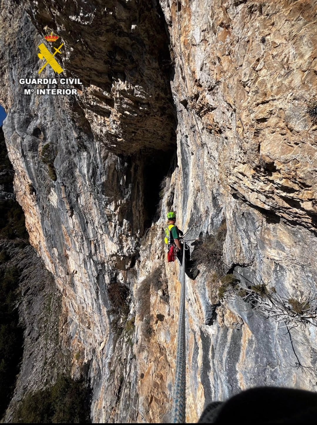 La Guardia Civil, actuando en la retirada del nido de quebrantahuesos