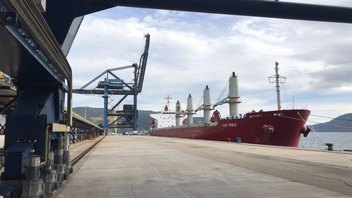 Barco en el puerto exterior de Caneliñas, en Ferrol (foto: Europa Press)