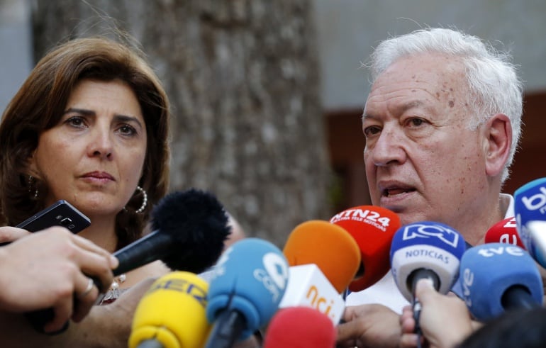 El ministro de Asuntos Exteriores de España José Manuel García-Margallo y la canciller colombiana María Ángela Holguín atienden a la prensa tras la reunión celebrada en el Palacio del Marqués, en Cartagena de Indias