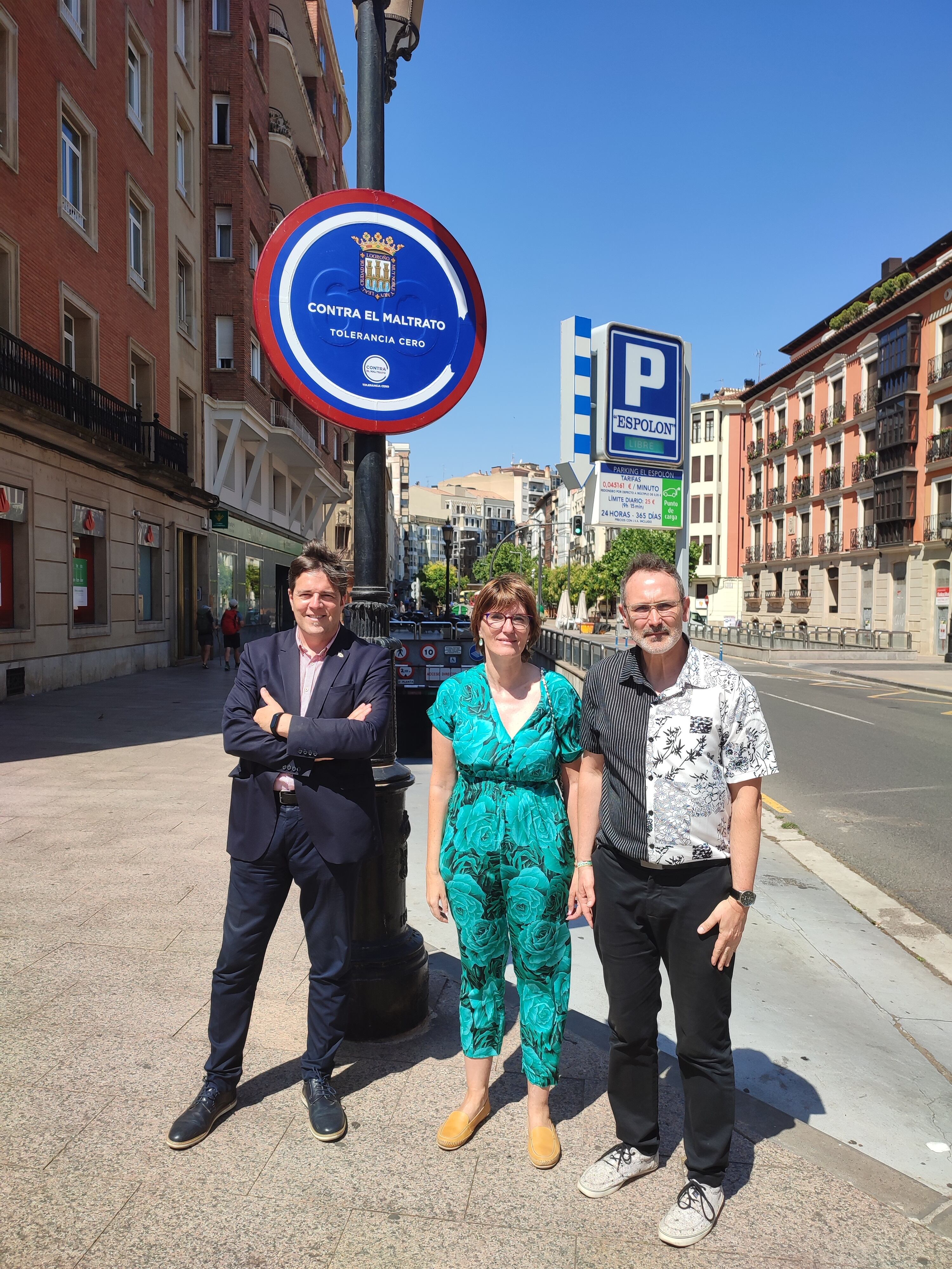El concejal de Participación Ciudadana, la concejal de Igualdad y Deportes, Eva Tobías Olarte, Kilian Cruz-Dunne y Rubén Antoñanzas participan en la colocación de la señal 'Municipio contra el Maltrato, Tolerancia Cero' en la plaza del Espolón.