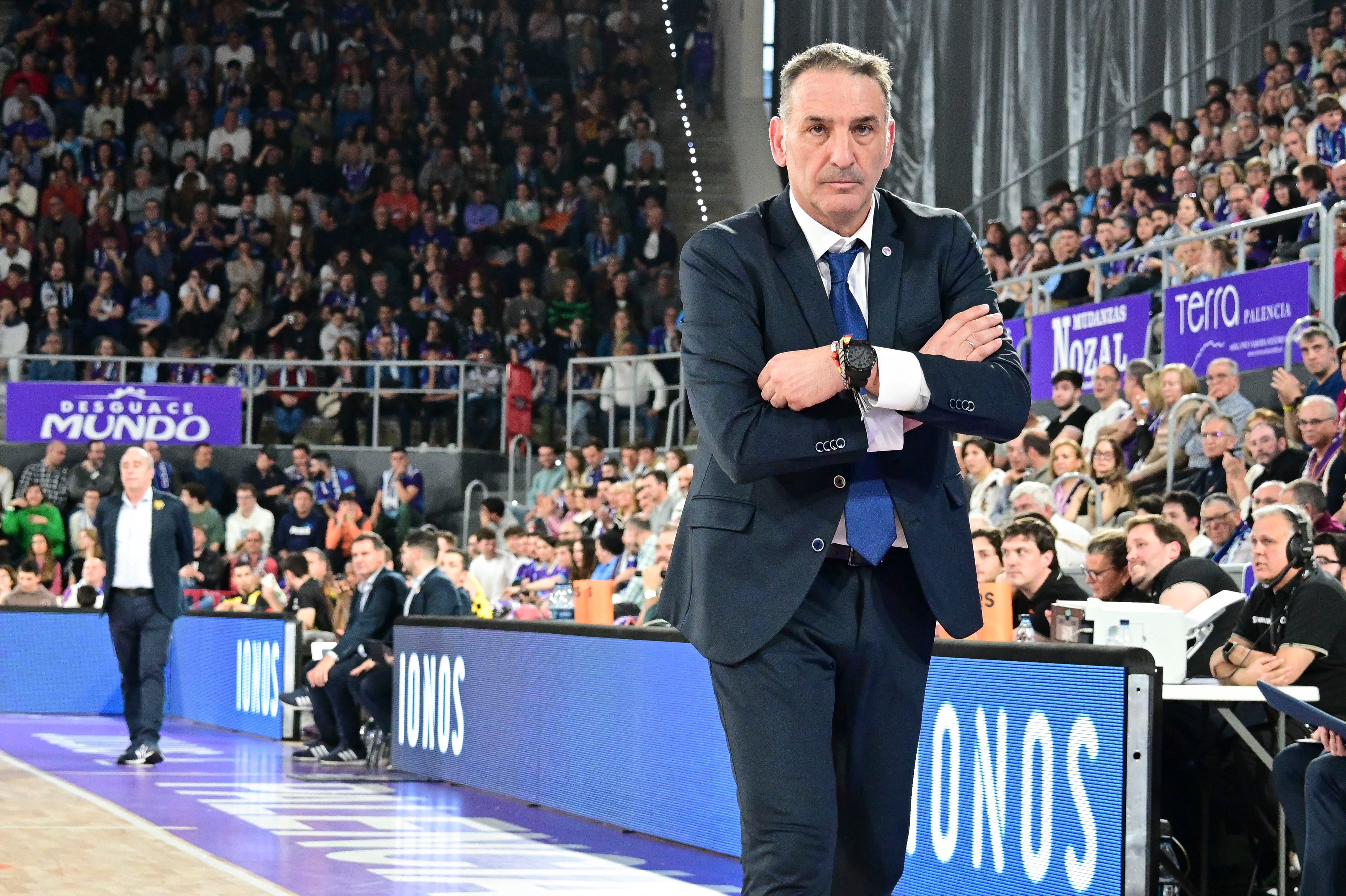 PALENCIA, 30/03/2024.- El entrenador del Zunder Palencia, Luis Guil, durante el partido de la jornada 27 de la Liga Endesa de baloncesto que Zunder Palencia y Lenovo Tenerife disputan este sábado en Palencia. EFE/ Almudena Álvarez
