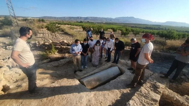 El equipo de gobierno del Ayuntamiento de Mula viendo el sarcófago