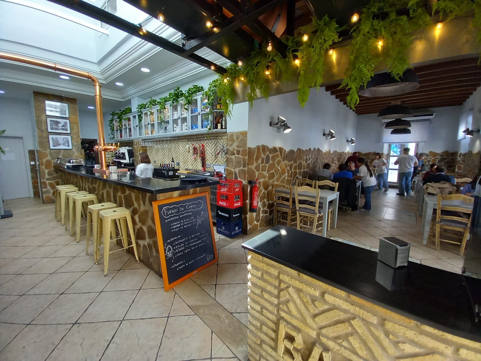 Interior de Ultramarinos El Calvo