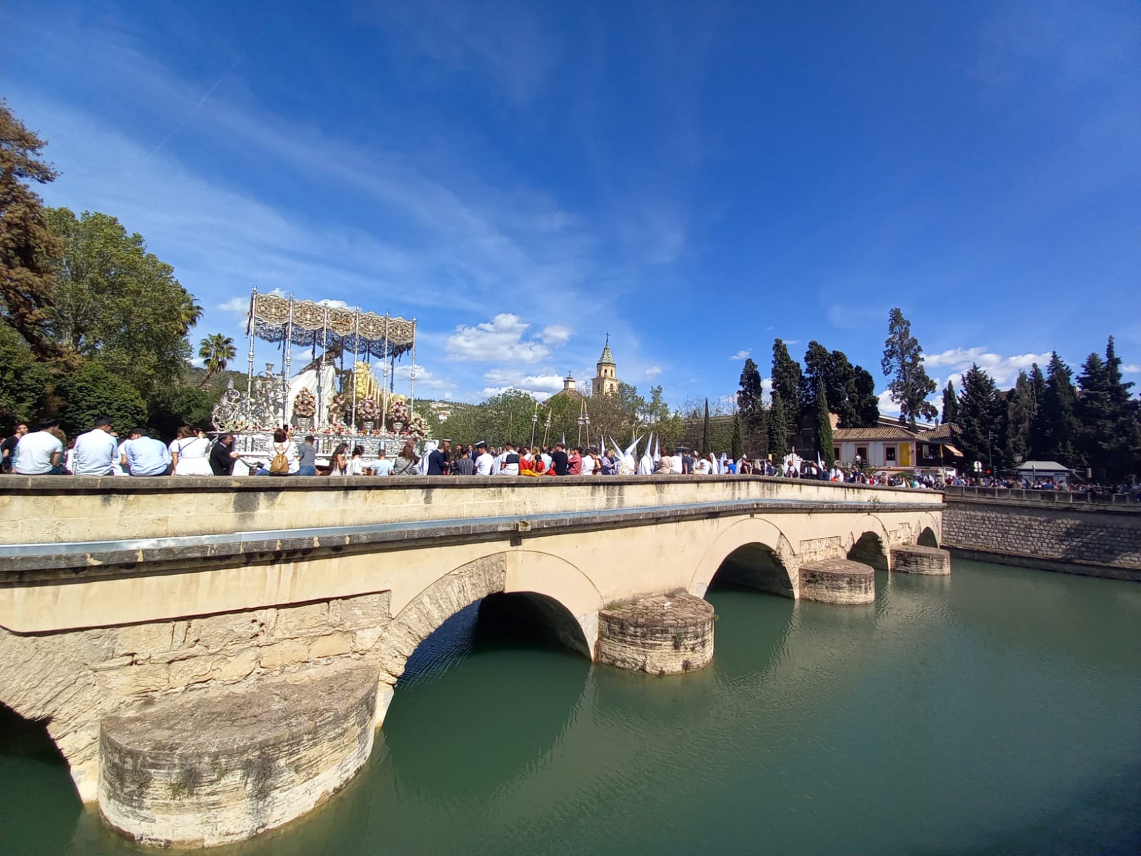 El último palio de la Semana Santa de Granada de 2022, el de la Virgen del Triunfo, avanzando hacia su templo en Los Vergeles cruzando el río Genil