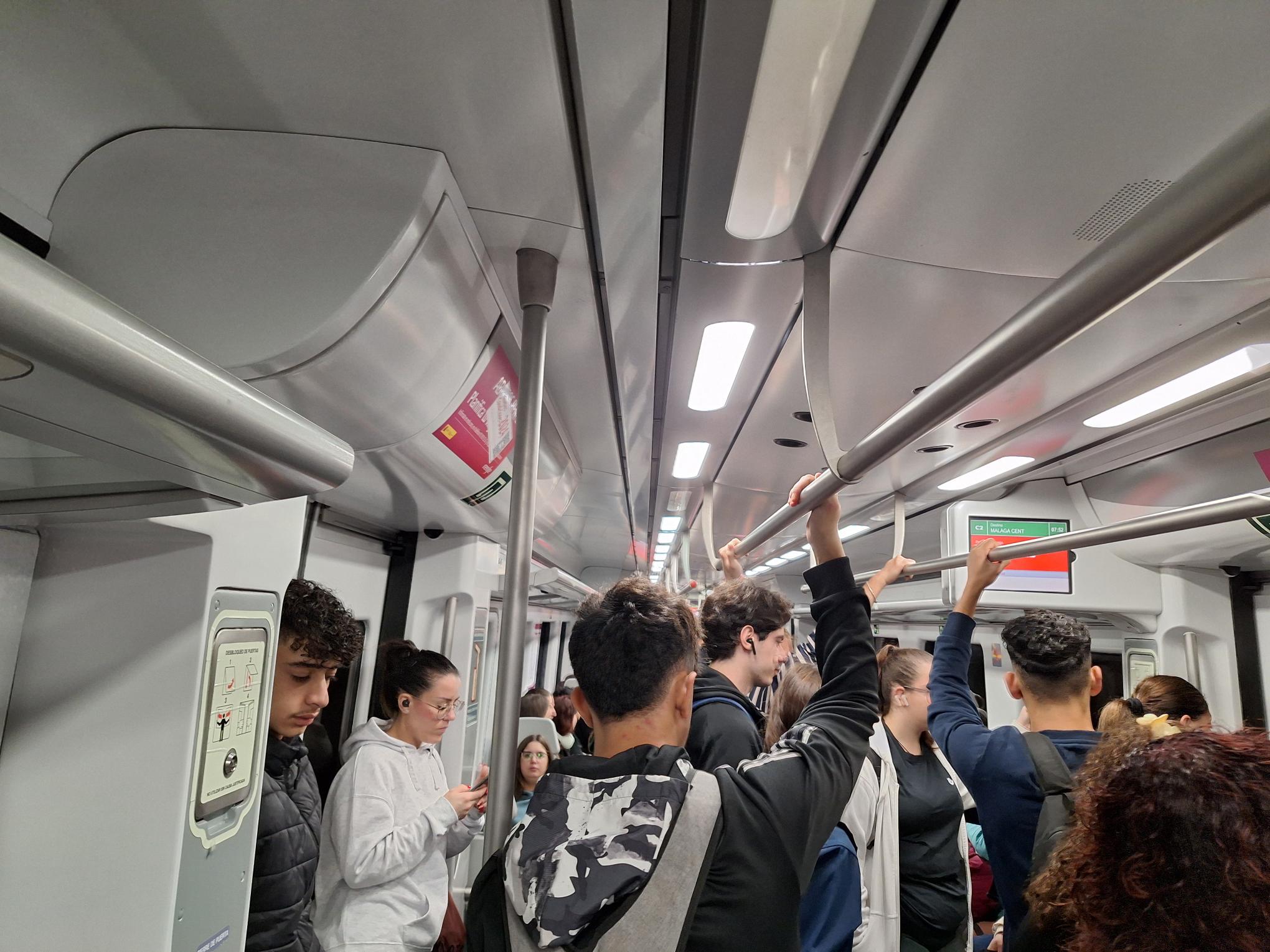 Interior del tren afectado por los retrasos