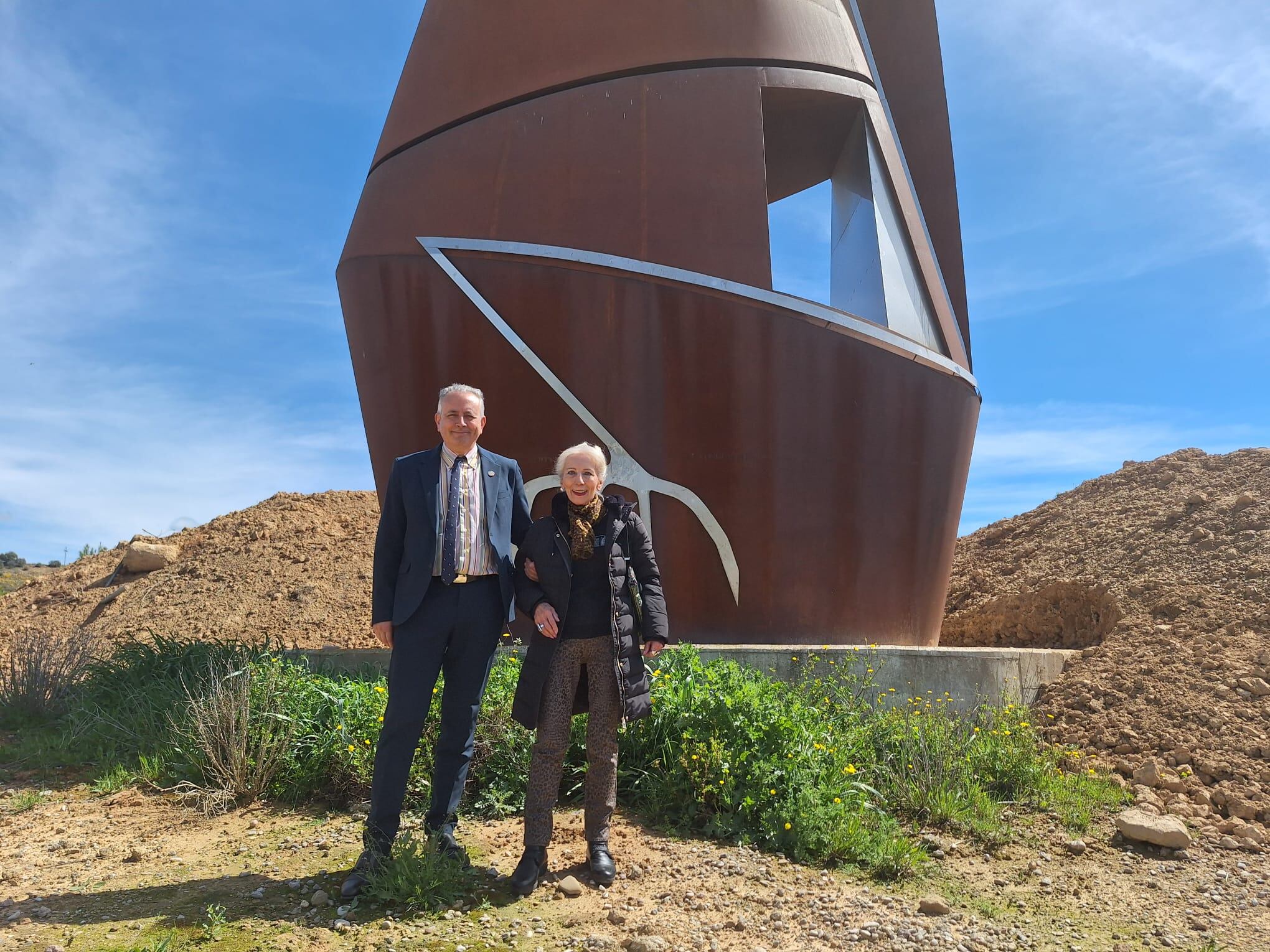 Carlos Campo y Teresa Ramón en la escultura situada en la A-22