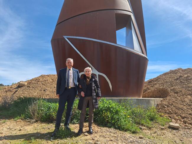 Carlos Campo y Teresa Ramón en la escultura situada en la A-22