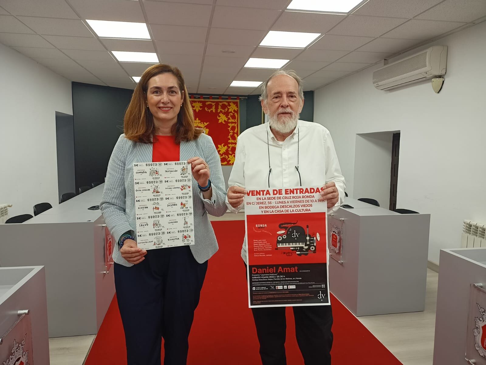 La delegada de Asuntos Sociales, Cristina Durán, y el presidente de Cruz Roja Ronda, Antonio Lasanta