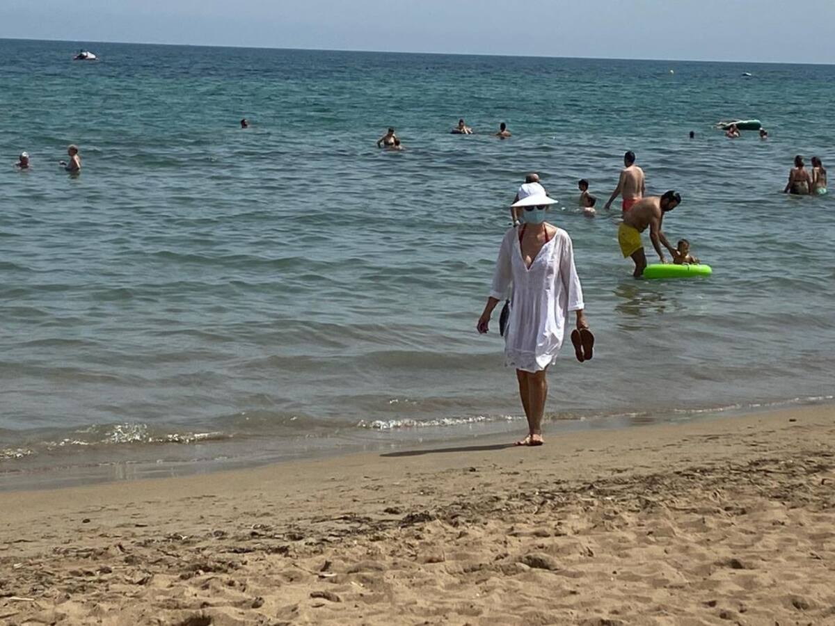 Recomiendan usar mascarilla al pasear por la orilla en varias playas de la Comunitat Valenciana