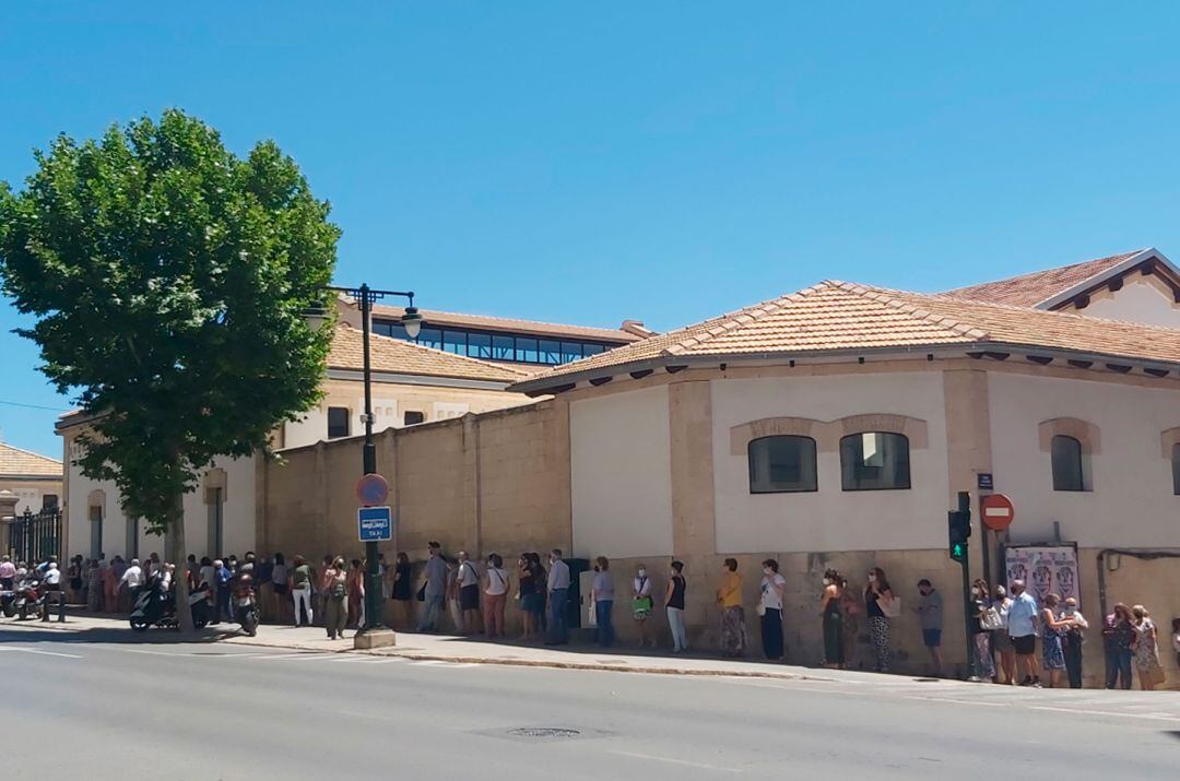 Una de las colas que se formó en el vacunódromo del Complejo Eduardo Latorre este pasado verano