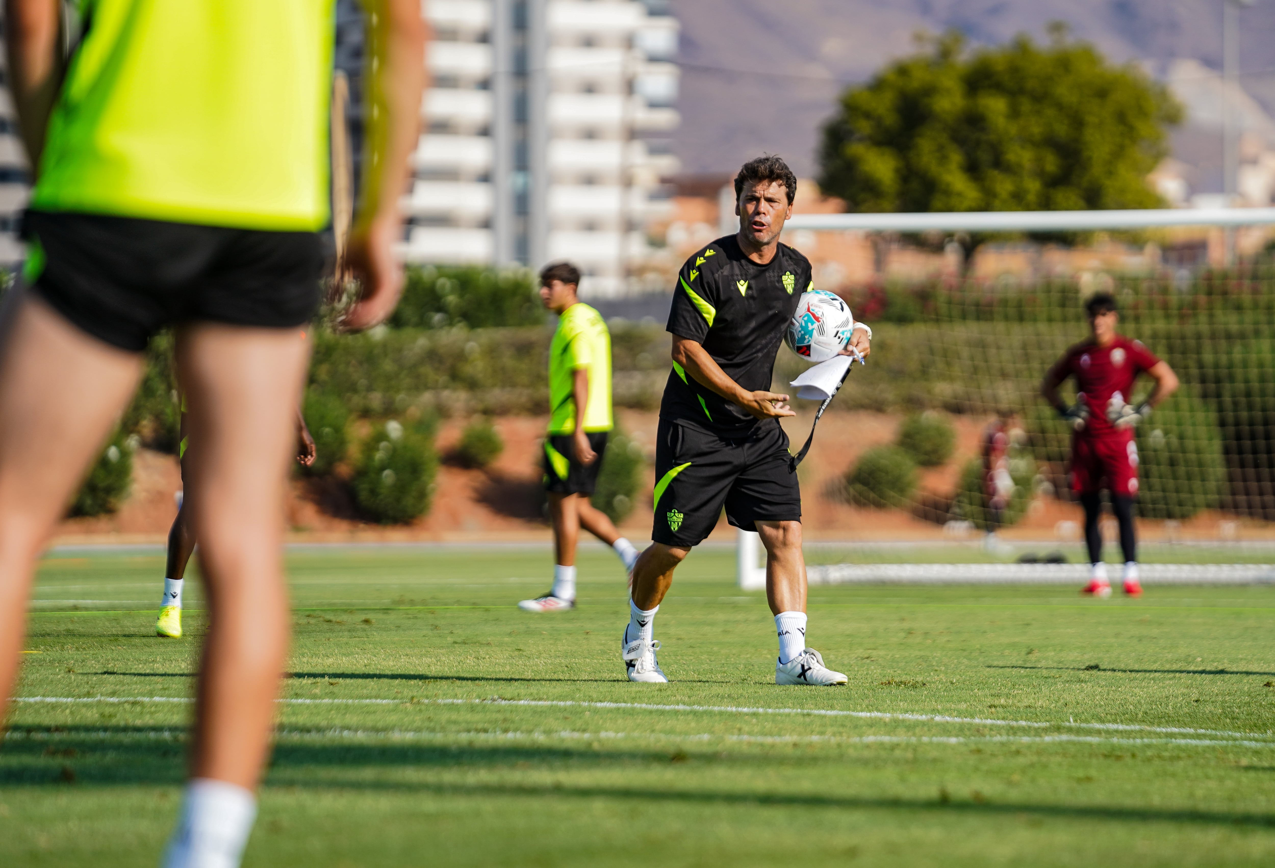Rubi dando instrucciones en el campo Anexo del Estadio Mediterráneo.