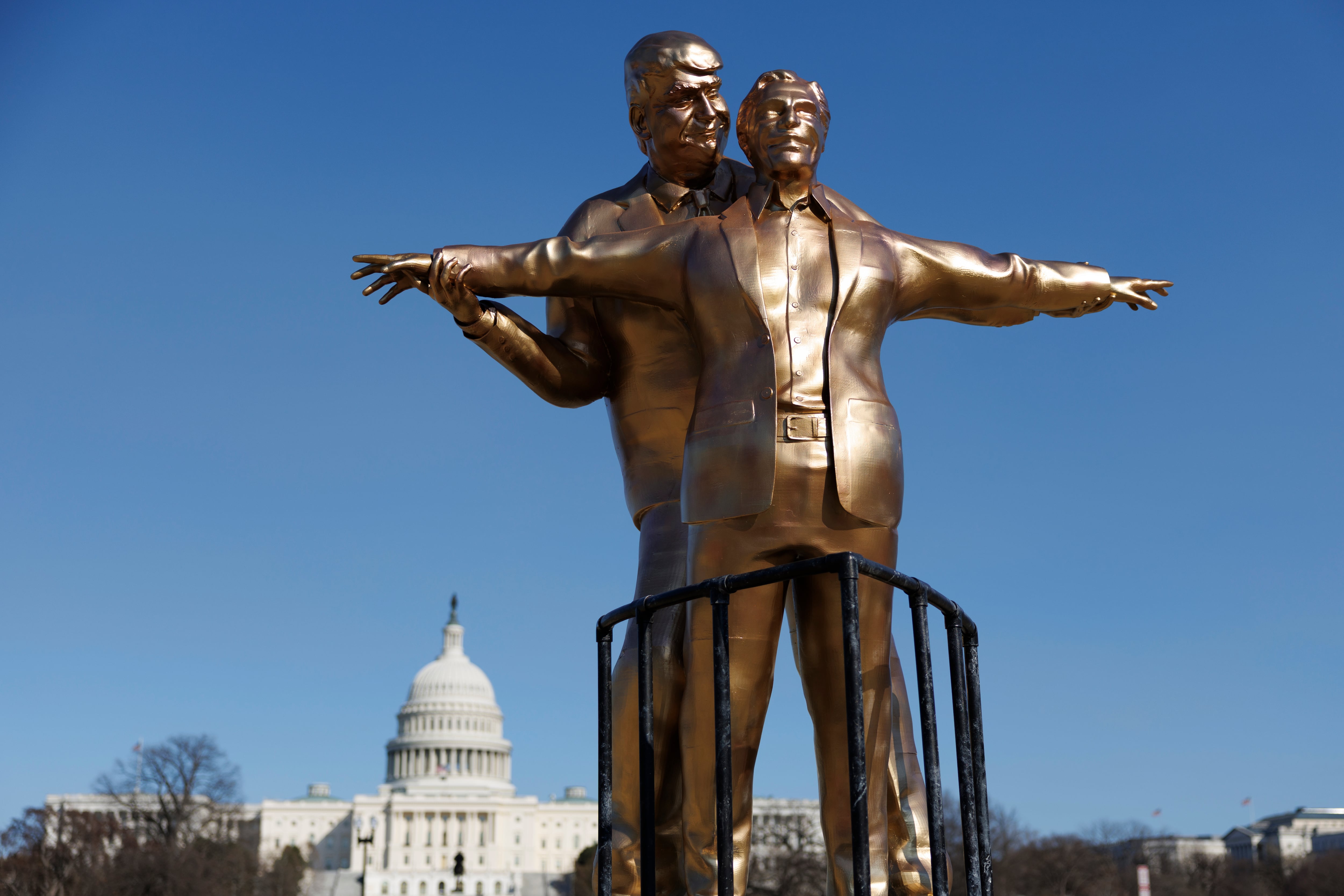 Una nueva instalación artística del colectivo artístico anónimo Secret Handshake se ha inaugurado esta semana en el National Mall de Washington, D.C., con figuras que representan al presidente Donald Trump y al difunto financiero Jeffrey Epstein.