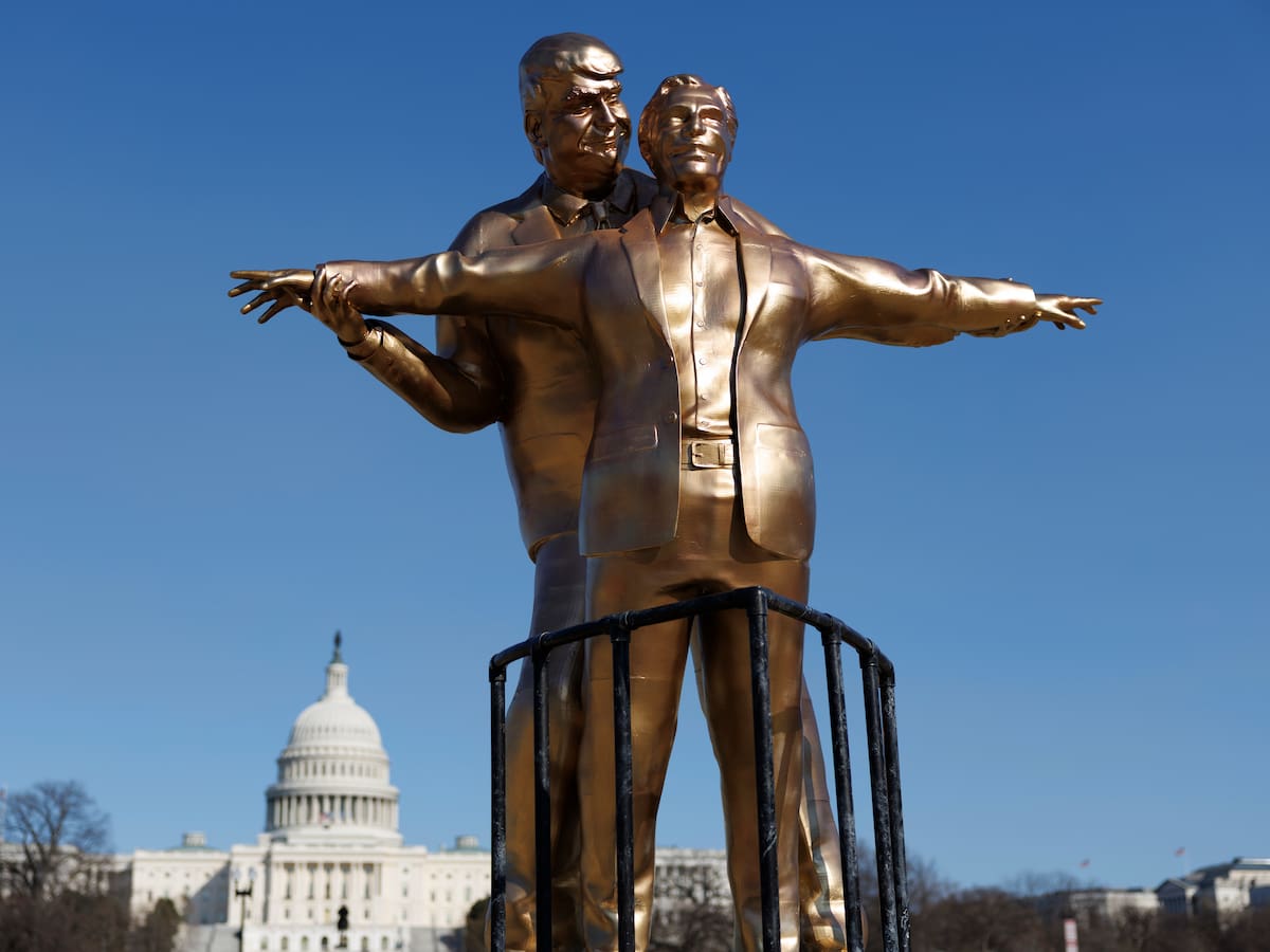 Instalan una nueva estatua de Trump y Epstein juntos que recrea una escena de 'Titanic'