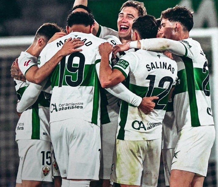 Los jugadores del Elche celebran uno de los goles del triunfo ante el Eibar