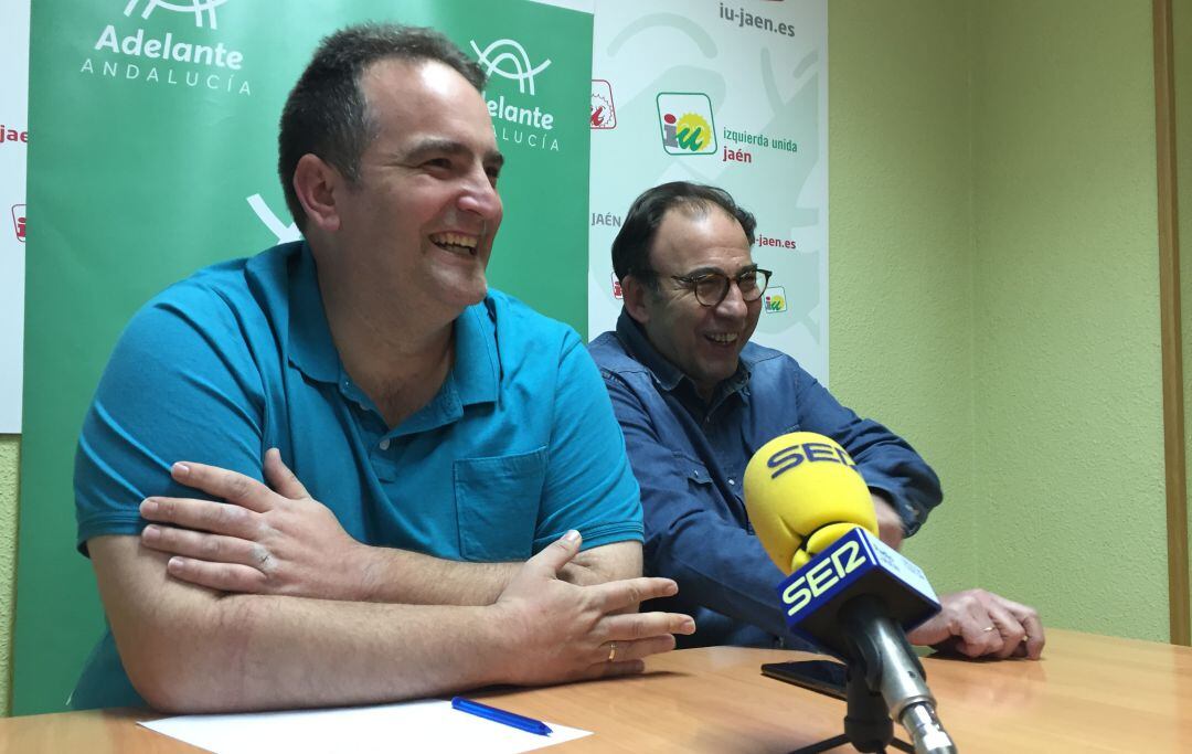 Joaquín López (IU) y Lucas Martínez (Podemos) durante la rueda de prensa para anunciar la confluencia en la capital jiennense.