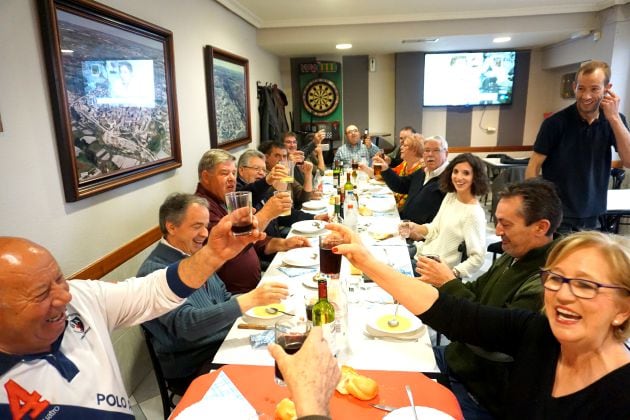 Vecinos de Driebes, durante el almuerzo del cocido que organizan cada viernes.