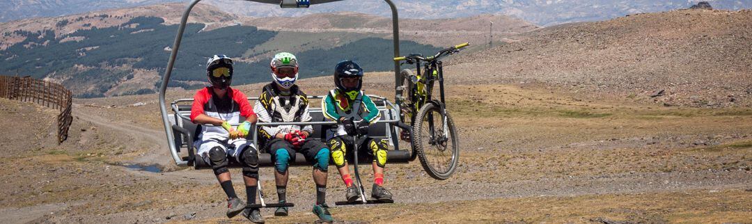 Deportistas usando los remontes de Sierra Nevada en verano en su práctica deportiva