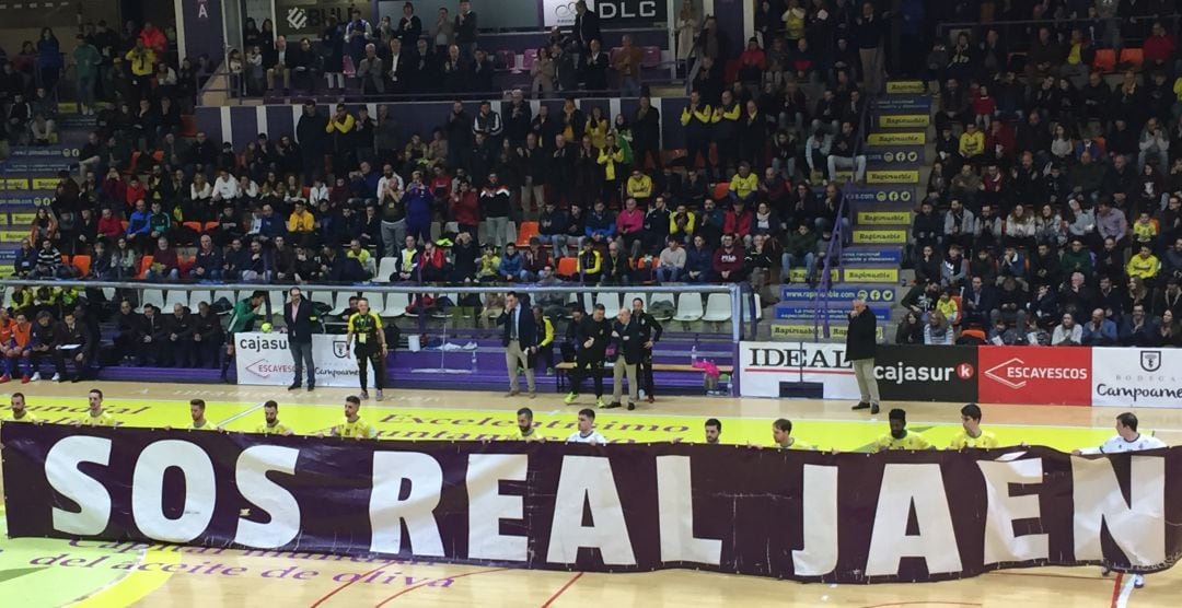 Los jugadores del Jaén Paraíso Interior FS han salido a la pista con una pancarta de apoyo al Real Jaén CF.