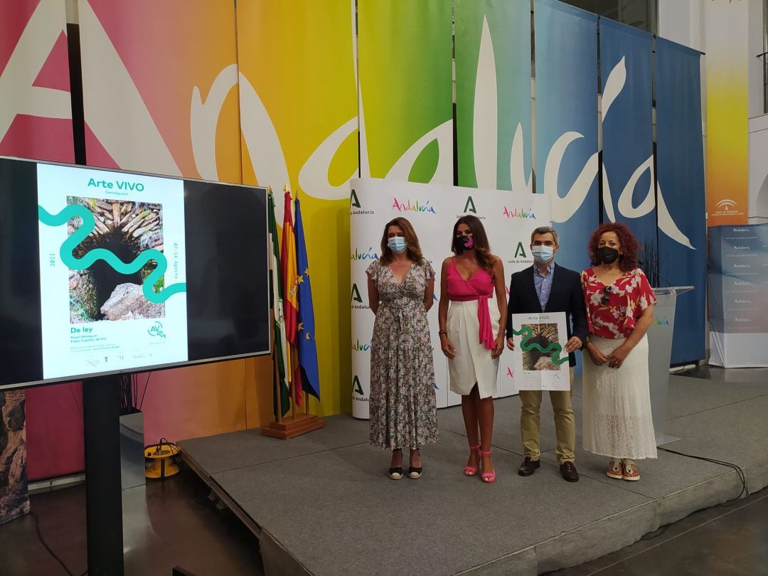 Miguel Ángel Herrera, alcalde de Genalguacil, Nuria Rodríguez, delegada territorial de Turismo y Esperanza González, diputada de Málaga, en la presentación de &quot;Arte Vivo&quot;, la semana cultural de Genalguacil. 