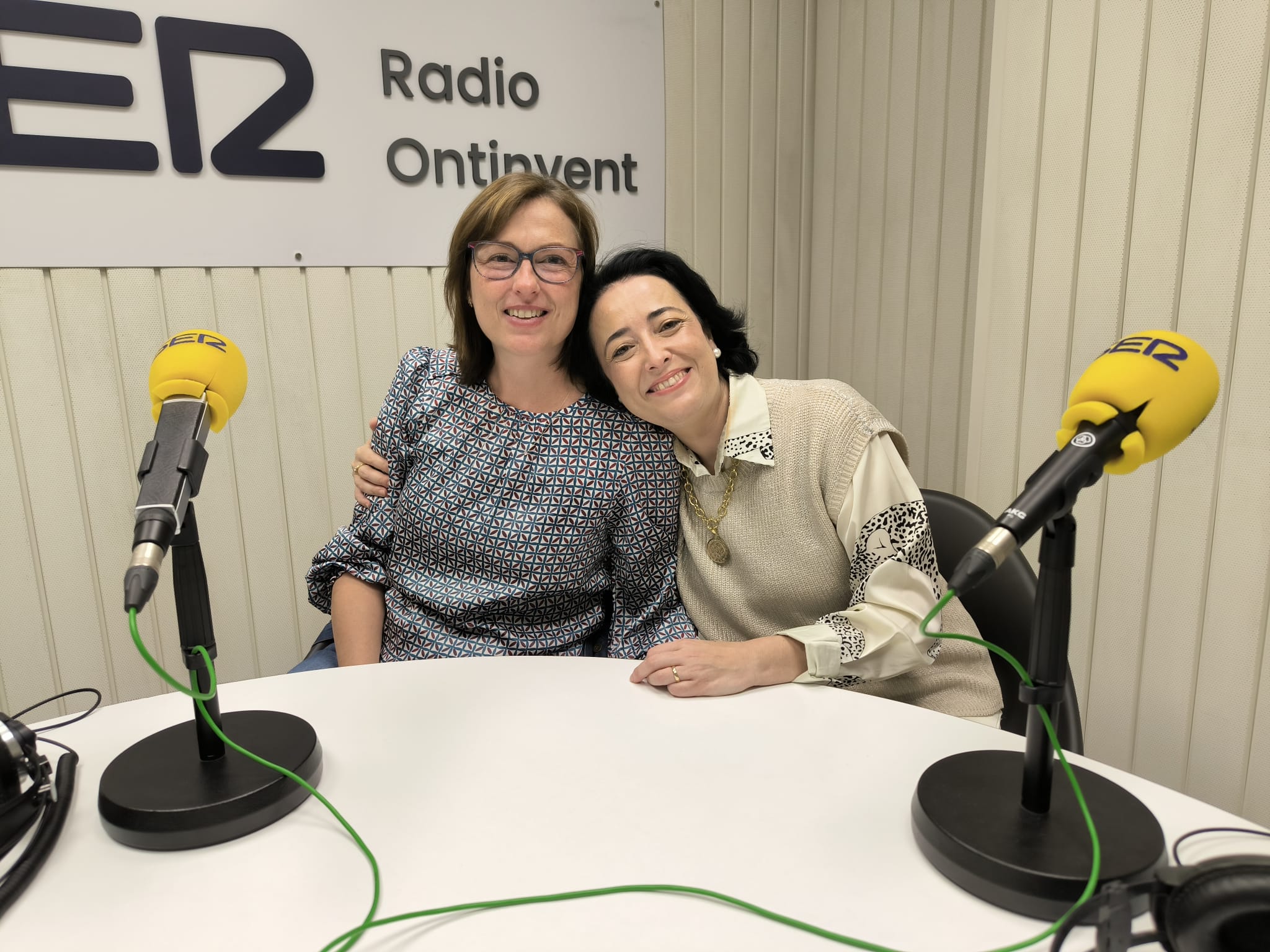 Inma Conca, paciente oncológica y Sonia Francés, psicóloga de ANIMA Ontinyent.