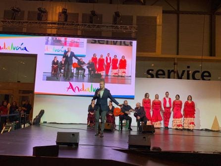 Momento de la presentación del alcalde, José Luis Hidalgo, a la Academia de Antonia Mula 