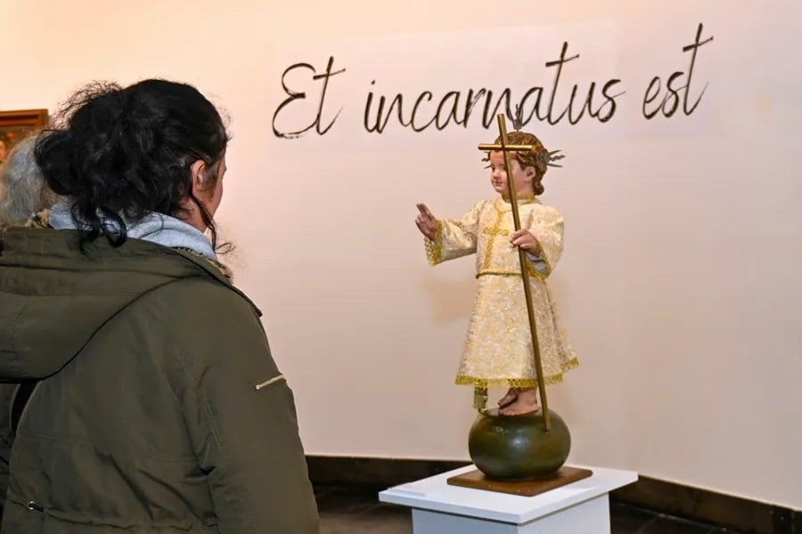 Una mujer contempla una de las tallas de la muestra ‘Et incarnatius est’, una exposicion única formada por imágenes del Niño Jesús que puede visitarse en el Museo de Palencia.