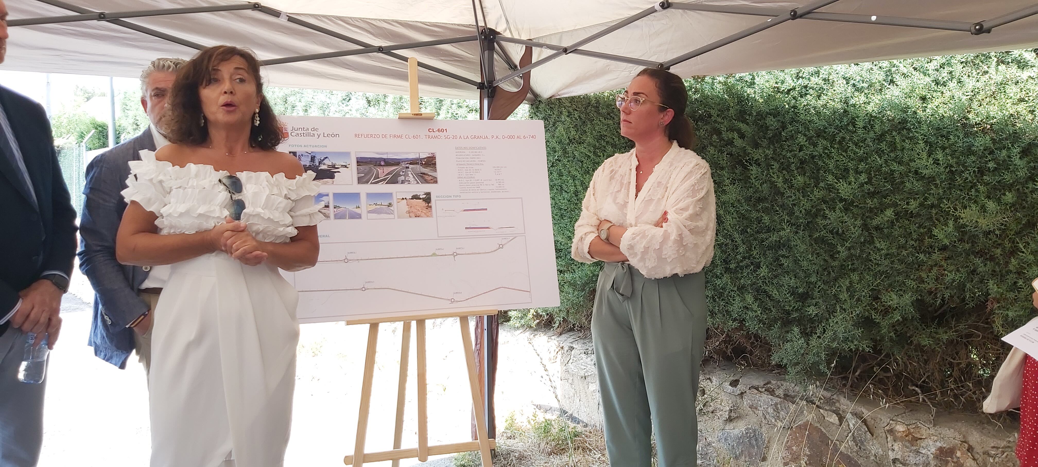 La Consejera de Movilidad y Transformación Digital, María González (izq. ) en su visita a Segovia