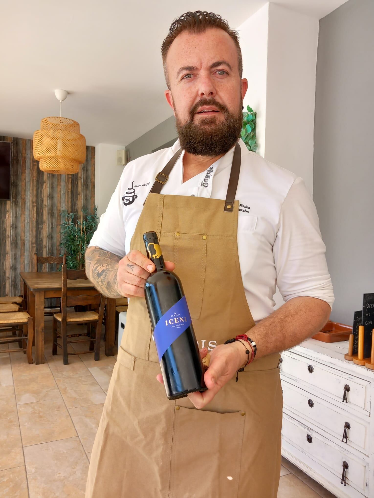 El chef Antonio Morales, con una botella de Iceni